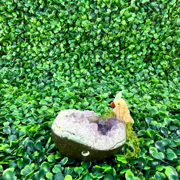 Parrot carving on Amethyst Egg – Symbol of Joy & Abundance - Picture 7 of 8